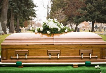 Волонтеры скорбят на похоронах, на которых никто не присутствует