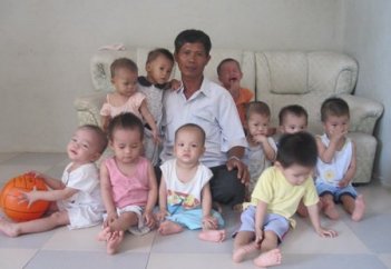 Вьетнам тұрғыны жүздеген ана алдыртпақ болған сәбилердің өмірін сақтап қалды (фото)