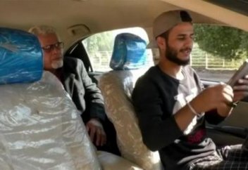 Разное: Таксист-мусульманин предлагает клиентам бесплатные книги взамен на отказ от смартфона