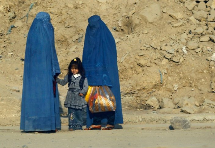 Почему в Афганистане женщины носят голубую паранджу, а не черную? (фото)