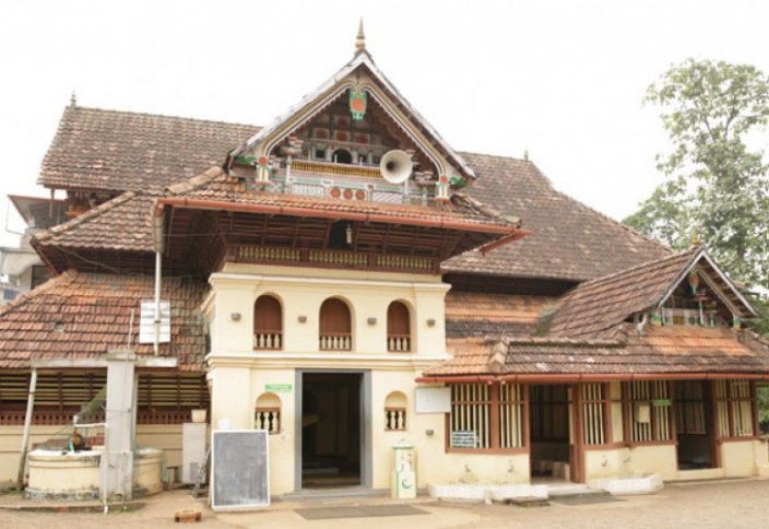 1000 жыл толған көне мешіт әйелдерге есігін айқара ашты (фото)