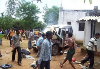 Үнді радикалдары мұсылманды балтамен шауып тастады