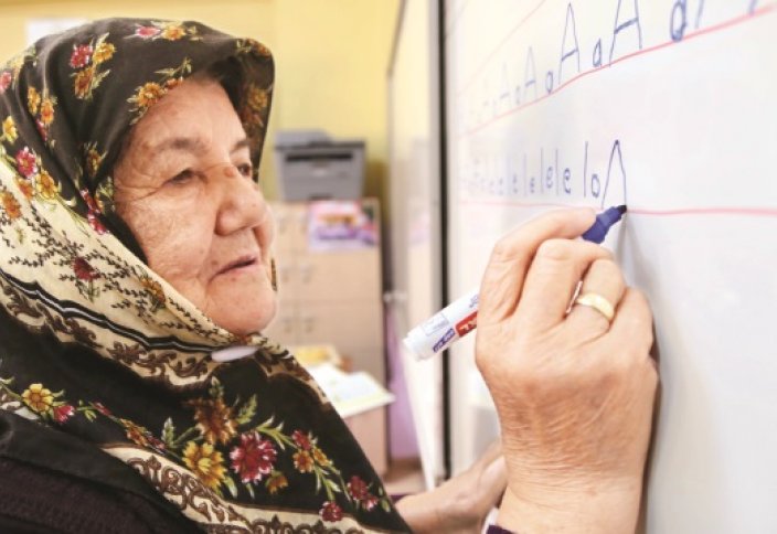 80-летняя жительница Турции впервые пошла в школу