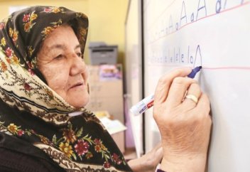 80-летняя жительница Турции впервые пошла в школу