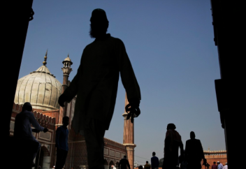 Үнді радикалдары мұсылмандарды тапа тал түсте қорлауға көшті (видео)