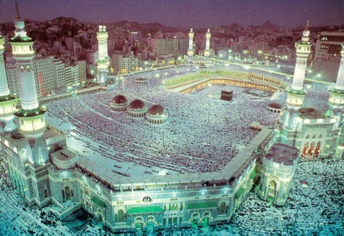 100 тілде жазылған баннерлер қажылықты өтеуге көмектеседі