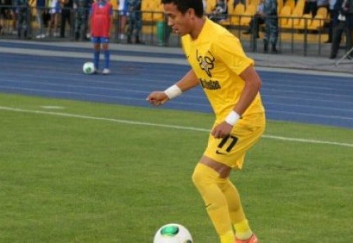 Қазақстандық футболшы "мама" деген жазуы бар бутсыға тапсырыс берді