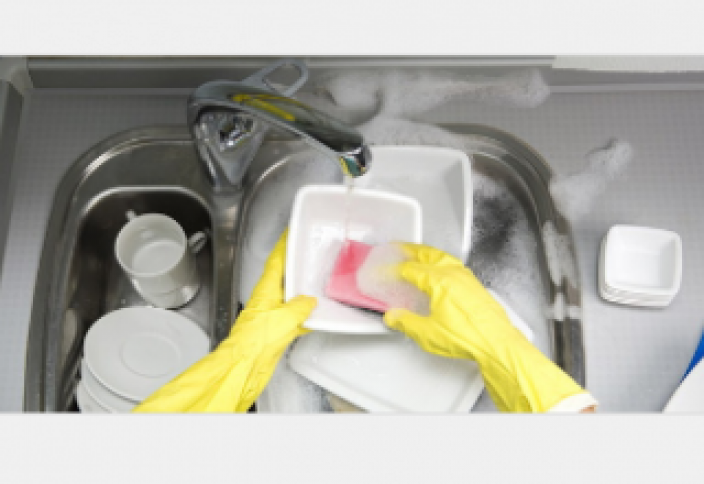 Опасные для здоровья ошибки при мытье посуды назвала эксперт