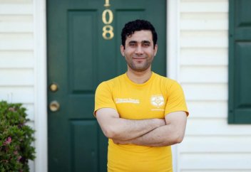 Беженец-мусульманин получил удивительный подарок от христиан