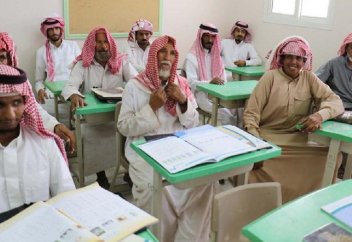 Сауатсыздықпен күресуді төрінен көрі жақын қарттарды партаға отырғызудан бастады