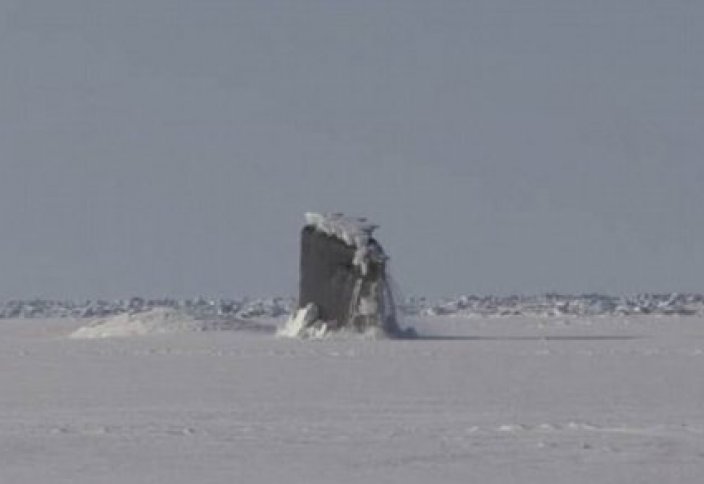 Пробивающую лед американскую подлодку сняли на видео