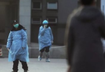 "Тұмауға ұқсайды". Дәрігер Қытайда өршіп тұрған вирустың басты белгілерін атады