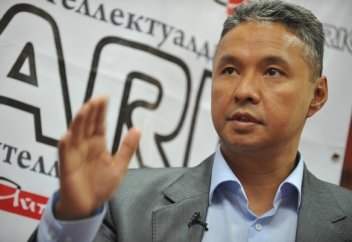 Азат Перуашев: «Болашақ ұрпағымызға тиесілі ақшаны жеп жатырмыз»