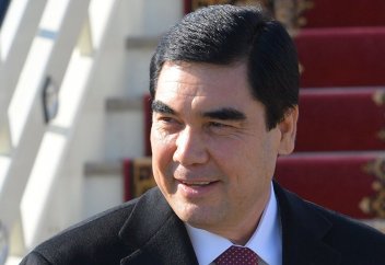 Разное: Туркменов заставили закупить новые портреты президента из-за его седины