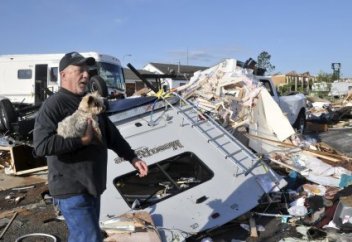 АҚШ-та торнадо үйді көтеріп әкетті