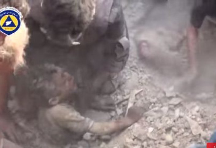 Спасение ребенка из под завалов после бомбардировок (видео)