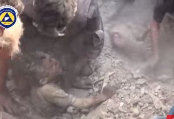Спасение ребенка из под завалов после бомбардировок (видео)