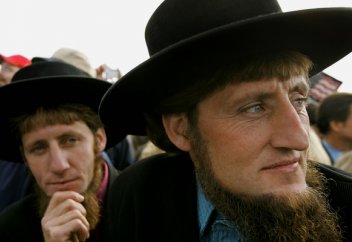 «Они используют обычных людей как подопытных крыс». Религиозные американцы отказались от унитазов и телефонов. Что заставляет их жить в прошлом?