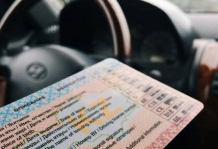 Почему водителям в Казахстане нельзя полностью отказываться от документов?