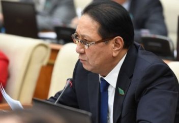 В Казахстане происходит девальвация - депутат Мажилиса