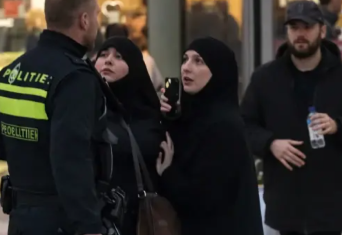 Мусульманок в хиджабе избили дубинкой и пинали (видео)