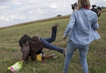 Босқындарды аяғынан шалған тілші жұмыстан қуылды (ВИДЕО)