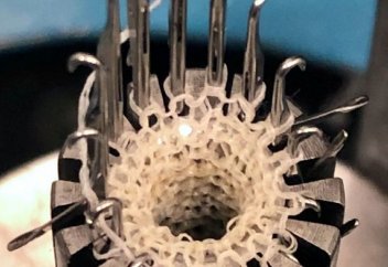 Коллаген мен синтетикалық талшықтан артерия жасалды