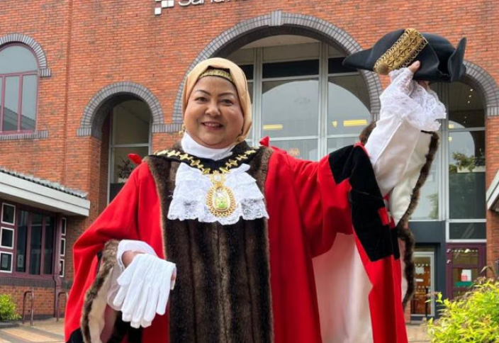Мусульманка в хиджабе стала мэром английского города