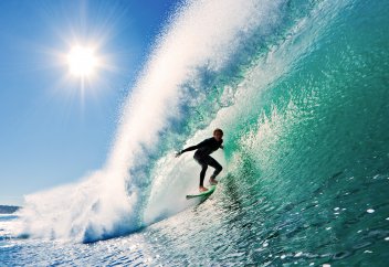 Таудай толқынмен жарысқан спортшылар (ВИДЕО)