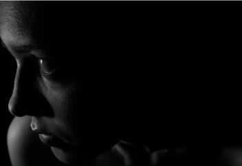 Ученые выяснили, что люди с «темными» чертами личности иначе переживают пандемию