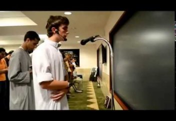 Исламды жаңадан қабылдған америкалықтың Құран оқуы тәнті етті (ВИДЕО)