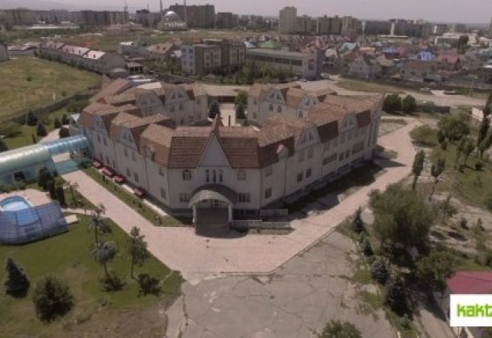 СМИ показали дом, в котором живет кыргызский "угольный король" (фото+видео)