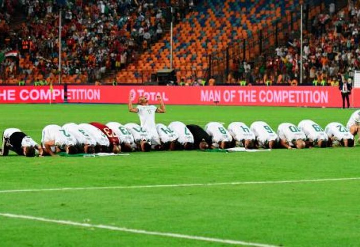 Сборная Алжира склонилась в земном поклоне после победы на Кубке Африки (фото)