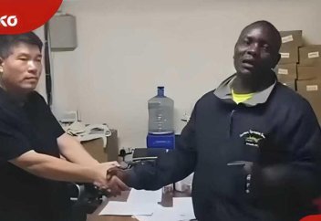 Гражданин Китая захвачен во время нападения на кенийского рабочего, уволен и депортирован: «Нет самоконтроля»