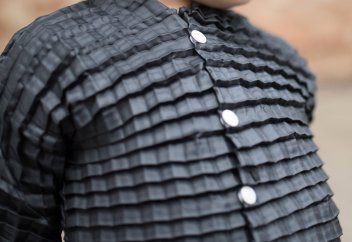 Баламен бірге өсетін болашақ киімі (видео)