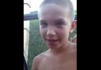 Қазақ тілінде ән салған орыс баласы ғаламтор жұлдызына айналды (видео)