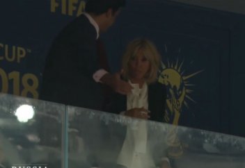 Интернет-пользователи обсуждают галантность эмира Катара (Видео)