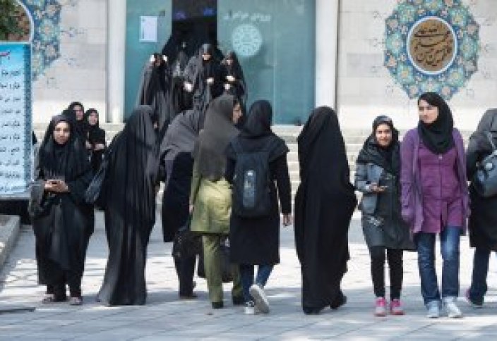 Иранда хижаб кимеген студент қыздарды оқудан шығарып жатыр