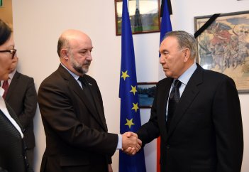 Мемлекет басшысы Француз Республикасының Қазақстандағы елшілігіне барды