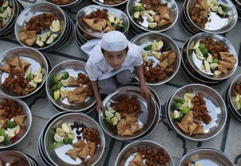 В Рамадан в Мекке раздадут 5 млн. порций бесплатной еды