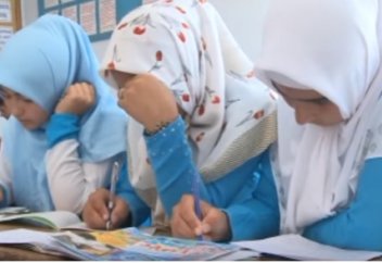 ОҚО-да бір мектеп оқушыларға түгелдей хиджаб үлгісіндегі киім тіктірген (фото)