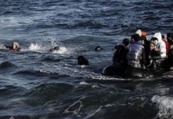 Мусульманки доплыли до Греции, толкая лодку с беженцами