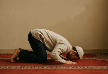 Уақыты кірген намаз шығуға таяса, алдымен қаза намазды оқимын ба, әлде уақыты кірген намазды оқимын ба?