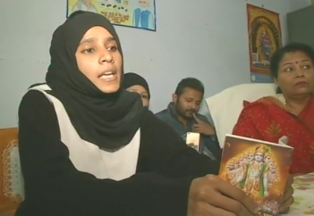 Мұсылман бойжеткен буддашылдардың киелі кітабын оқудан жүлделі орын алып таңқалдырды (видео)