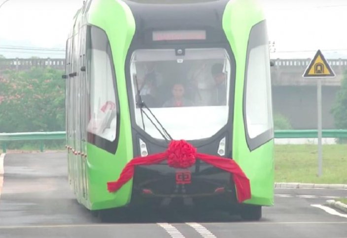 Қытайда рельссіз жүретін трамвай жолға шықты (видео)