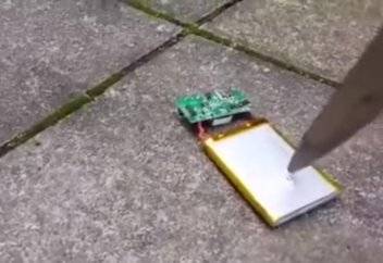 Смартфонға қатысты қауіпті тәжірибе (видео)