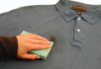 Можно ли совершать намаз в одежде, в которой остались пятна крови после стирки?