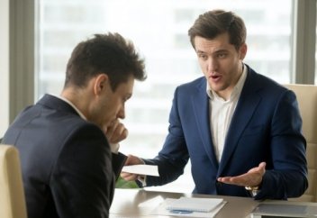 Позы подчинения у человека: как их определить