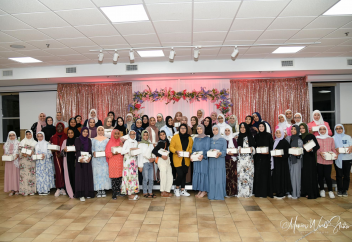 Более 50 девушек отпраздновали свой первый день в хиджабе