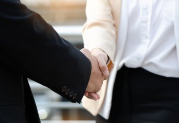 В Госдуме предложили штрафовать женатых сотрудников за служебные романы